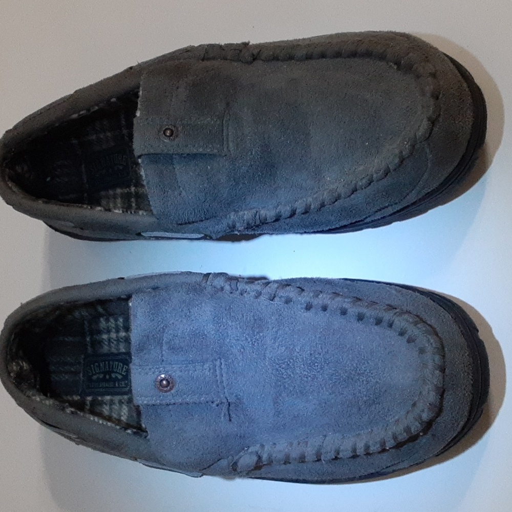 Signature LEVI STRAUSS Co mens Size 7/8  suede memory foam slippers loafers